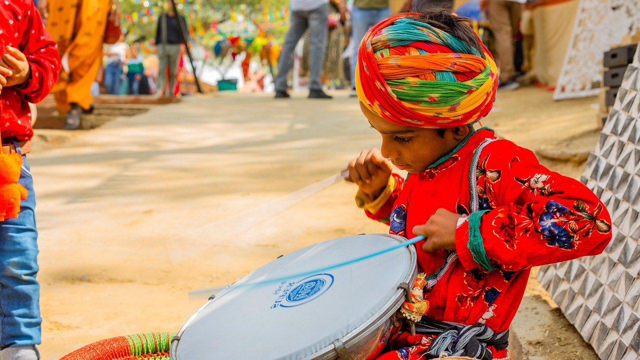 surajkund, surajkund mela, haryana, crafts, handicrafts, traditional, culture, folk, artisans, handmade, textiles, pottery, sculpture, paintings, performances, folk music, dances, food stalls, colors, celebrations, haryana, haryana, haryana, haryana, haryana